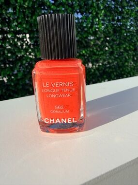 CHANEL Le Vernis Nail Polish in 562 Coralium - Vibrant Coral
